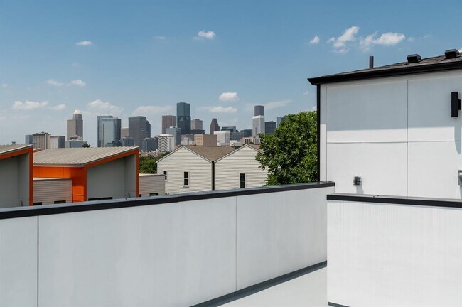 Building Photo - 3110 Live Oak St