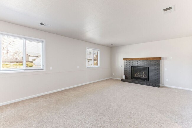 Building Photo - 4 Bedroom 2 Bathroom Large Yard in South West Fort Collins