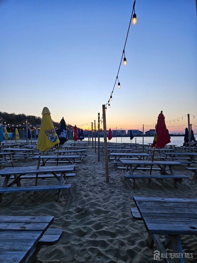 Building Photo - 45 Miller St