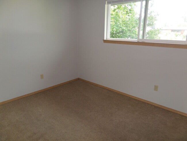 Building Photo - Super Cute 3 Bedroom Duplex with Fenced Ba...