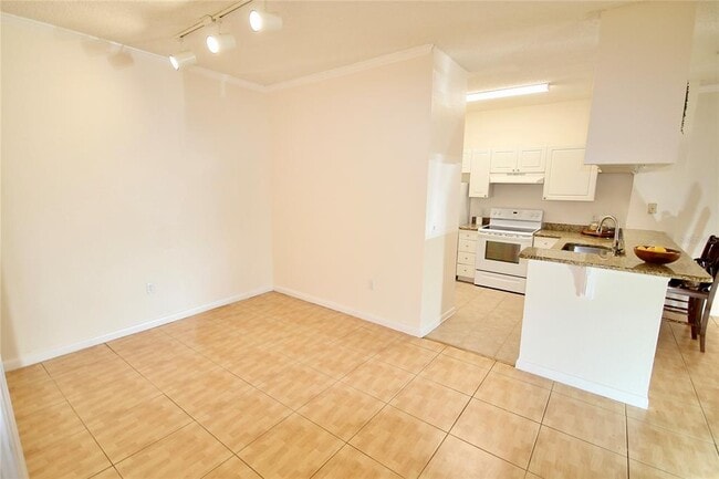 Building Photo - 913 Arbor Lakes Cir