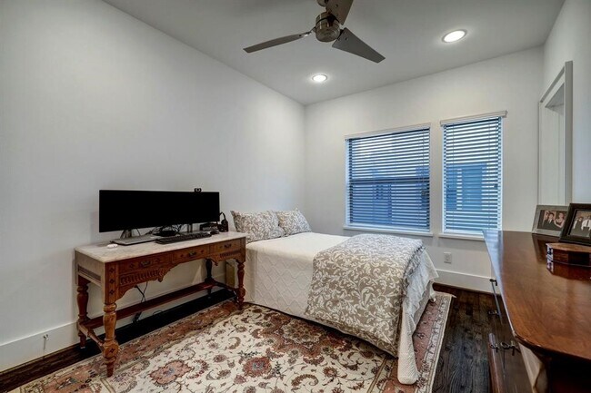 Building Photo - 2007 Brun St