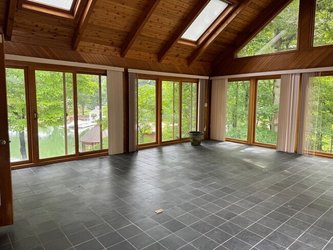 Building Photo - Four Bedroom Lake House in Denver