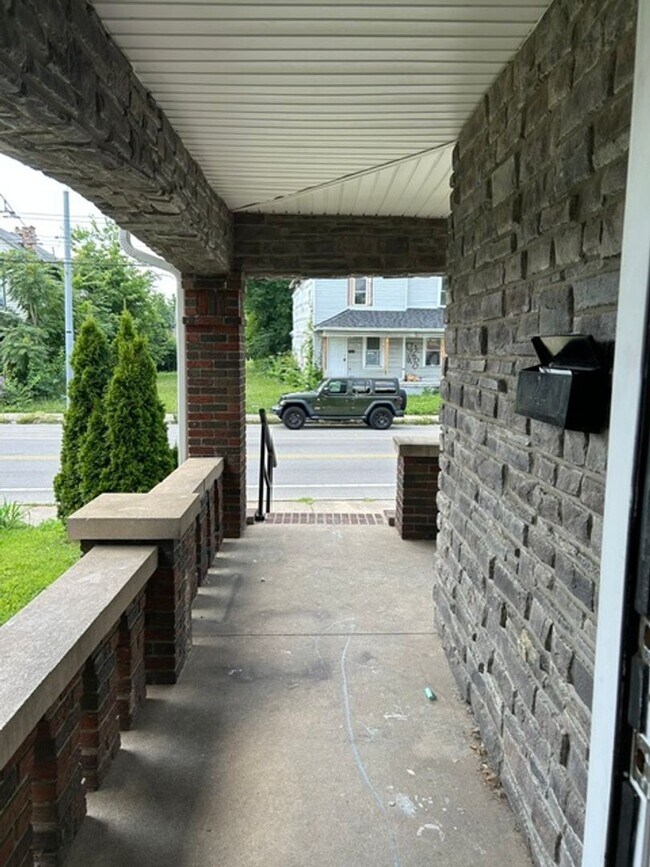 Building Photo - 925 Xenia Ave