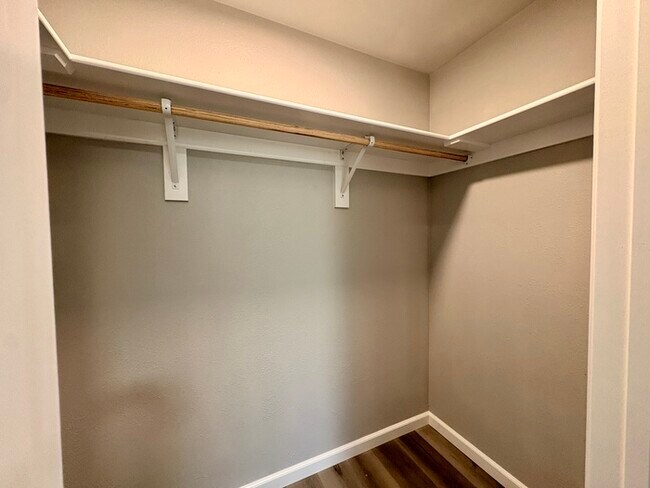 Building Photo - Beautifully updated Auburn apartment!