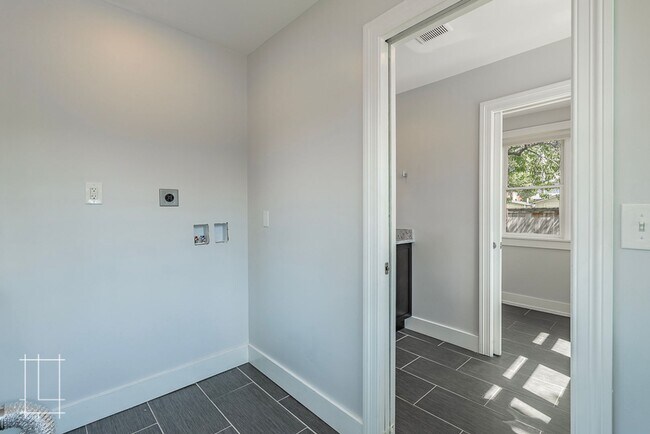 Building Photo - Available Now: One Month Free Rent!