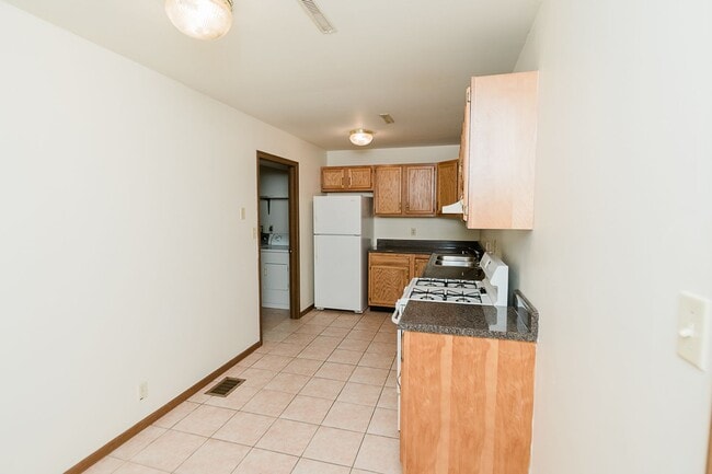 Building Photo - 2 bedroom / 1.5 bathroom Townhome in Chest...