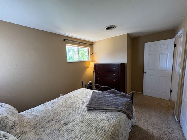 Building Photo - Fantastic 3 bed 2 bath home in Centennial ...