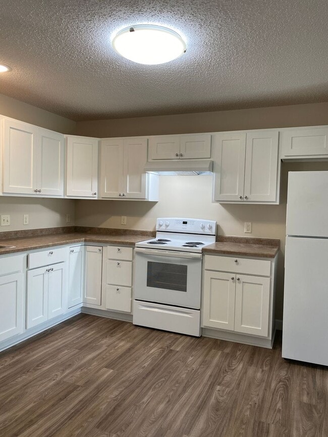 Building Photo - Updated 2 Bedroom Town Home