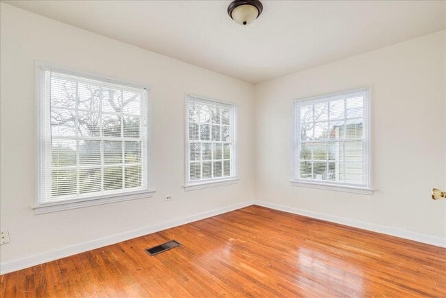 Building Photo - 1119 N LBJ Dr