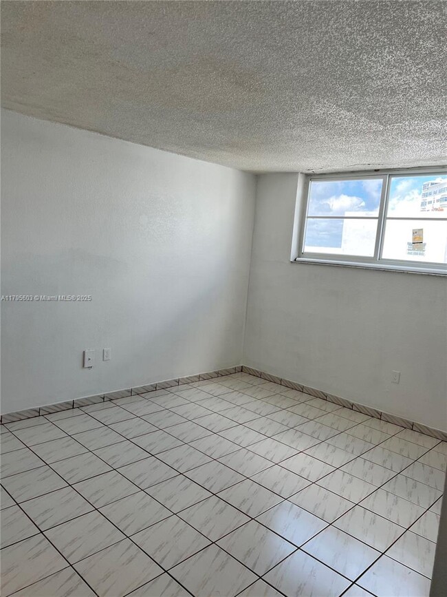 Building Photo - 1750 James Ave