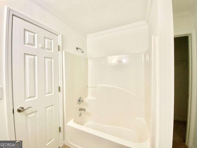 Building Photo - 640 Suwanee Lakes Cir NW