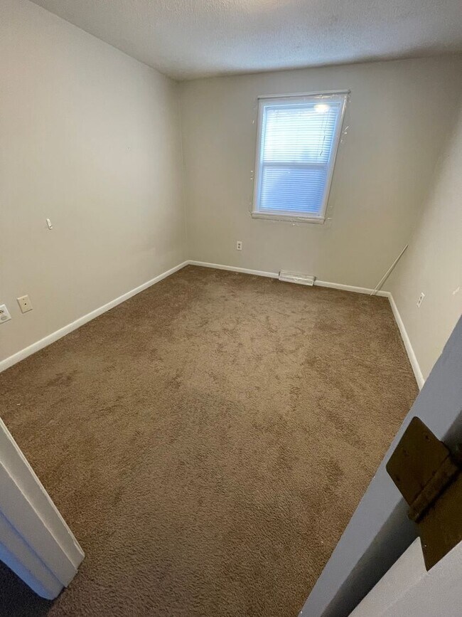 Building Photo - 3 bed/ 1 bath Single Family House