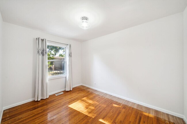 Building Photo - Adorable Home in the Heart of Midtown!
