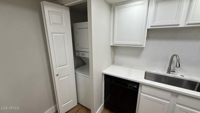 Building Photo - 8500 E Indian School Rd