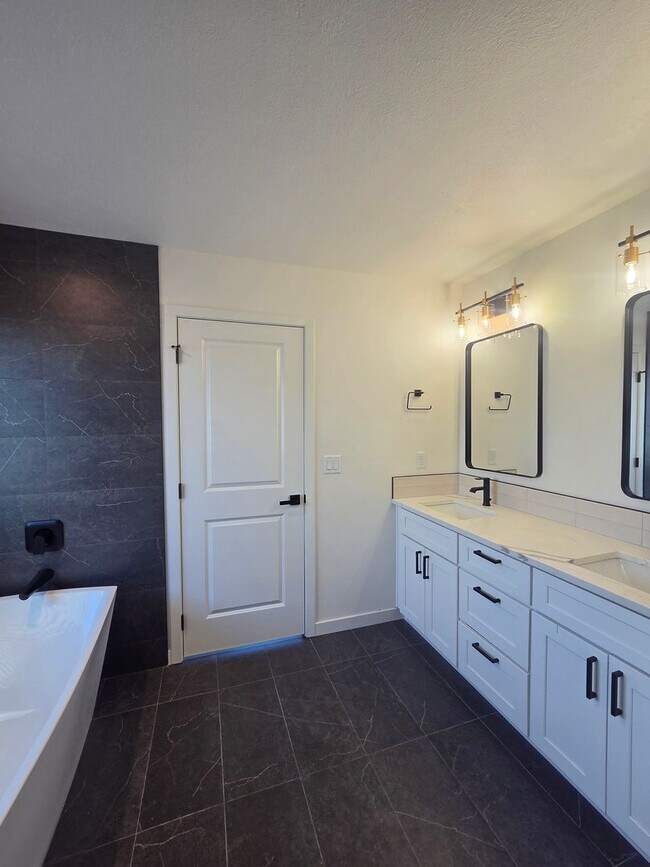 Building Photo - $2,500 - 4 Bed / 2.5 Stunning Home in Five Mile Prairie Neighborhood