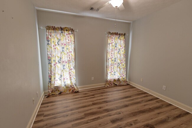Building Photo - 55 Hickory Ln
