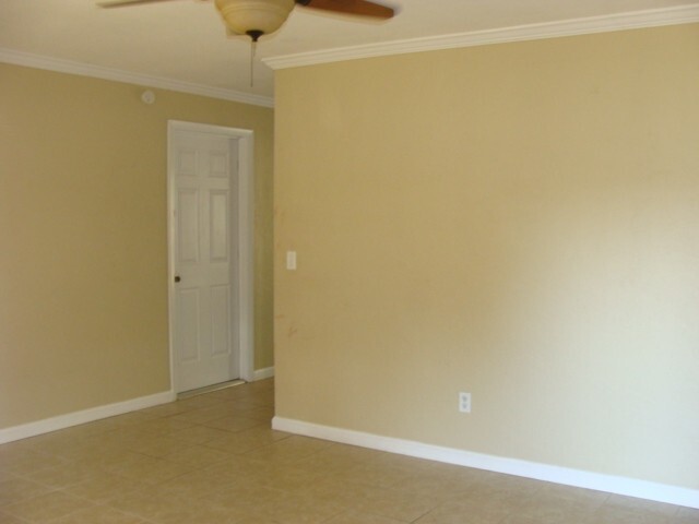 Building Photo - 2 Bedroom 1 bath DEBARY DUPLEX