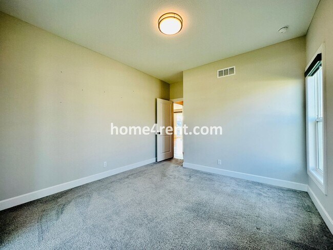 Building Photo - Exceptional Olathe Home in the Cedar Creek Subdivision w/ Wood Floors and a Finished Basment!