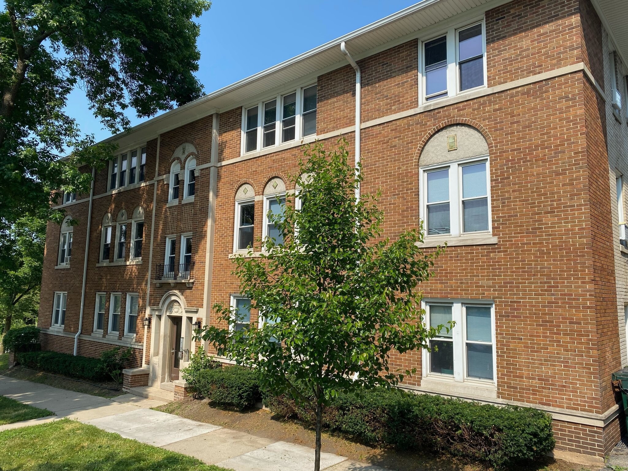 Building Photo - 2752 N Bartlett Ave