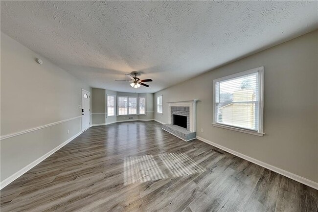 Building Photo - 351 Robin Hood Dr