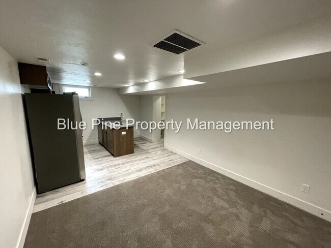 Building Photo - 1565 1/2 South Higbee Avenue