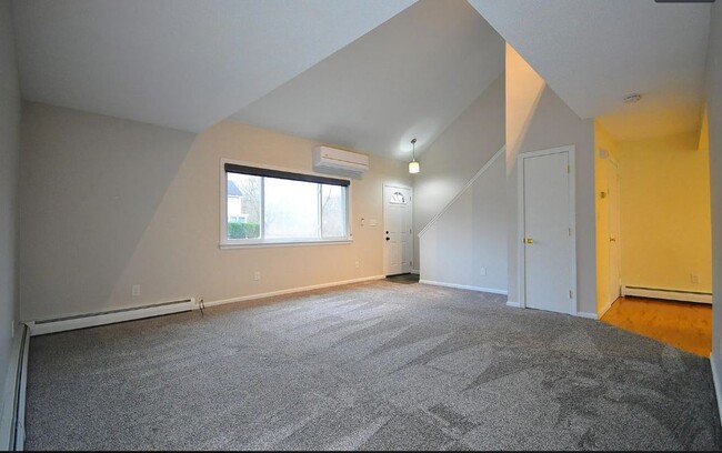 Building Photo - 1700 Farmington Ave