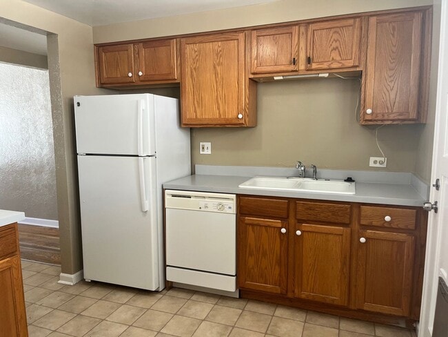 Building Photo - Quaint 2 Bedroom Duplex in the Highlands!!!