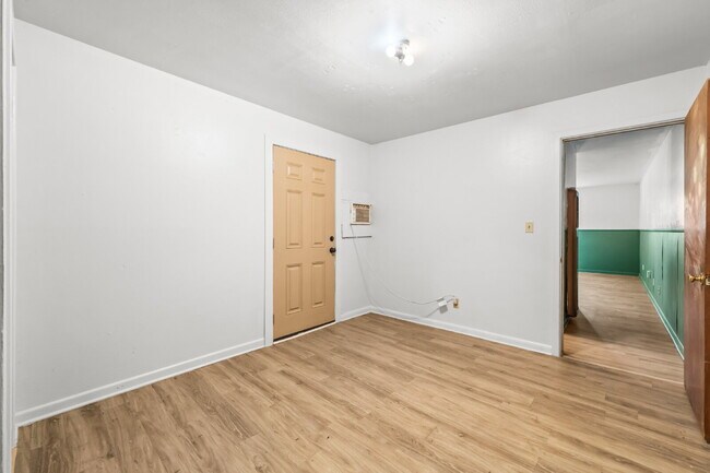 Building Photo - Charming Efficiency, Minutes from Texas Tech