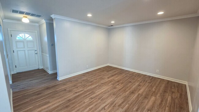 Building Photo - 5 Bed 3 Bath House With Amazing Salt Water Pool!