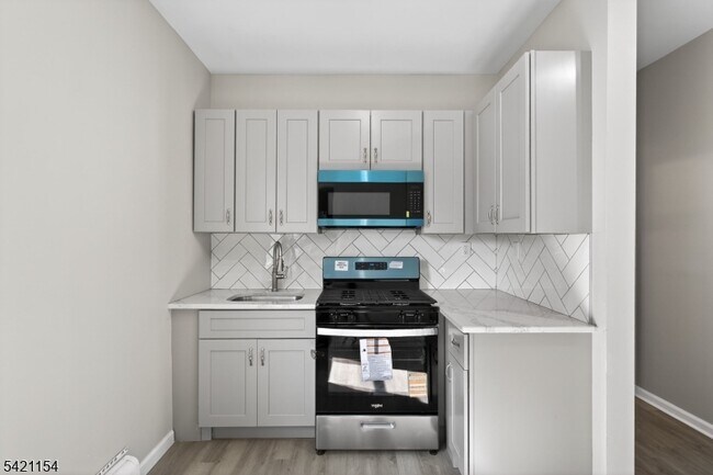 Building Photo - 378 Grand St