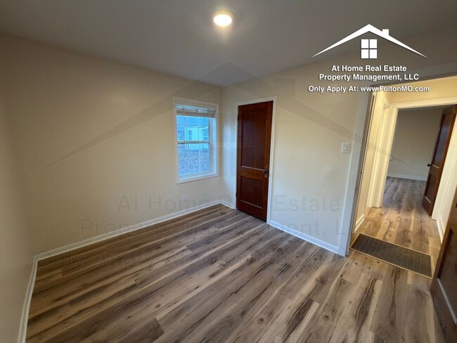 Building Photo - 703 W 7th St