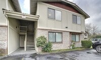 Building Photo - Charming 2 BR 2 Ba Apartment/Condo