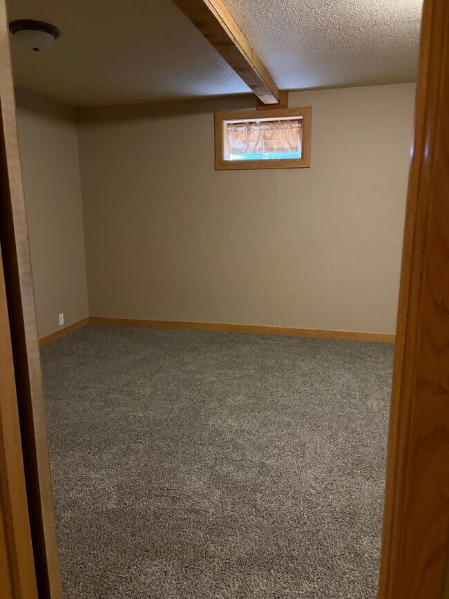 Building Photo - Beautiful Duplex Available Now