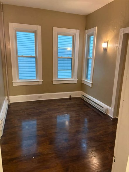 Building Photo - 552 Main St