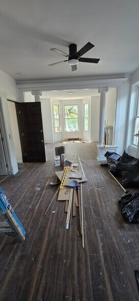 Building Photo - 572 River St