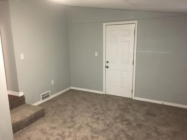 Building Photo - Updated 4/1 Home in St Petersburg