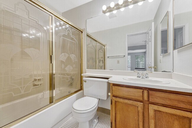 Building Photo - ** MOVE IN SPECIAL** Don't Miss This 1Bed/...