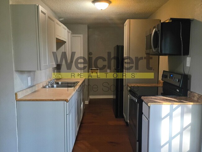 Building Photo - Charming 3-Bed Home with Fenced Yard and Carport