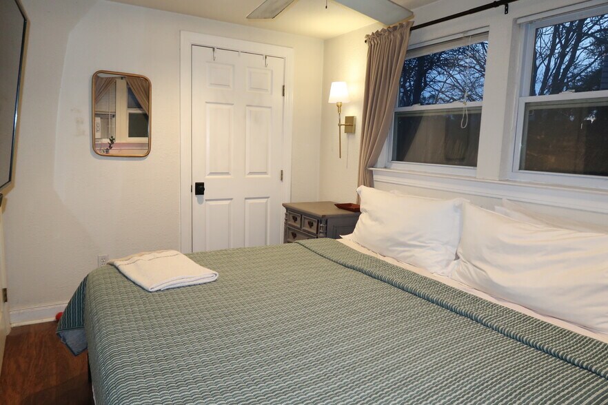 Building Photo - 11002 Lakeside Dr