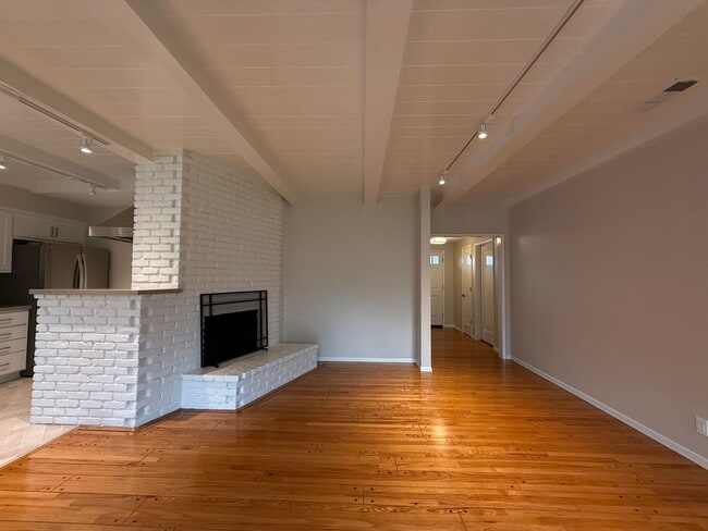 Building Photo - Beautiful Home in a Lovely Neighborhood! Available Spacious 2 Bedroom and Two Bathroom!