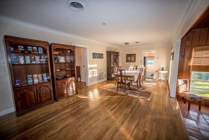 Front entry into dining room - 107 E Melbourne Ave