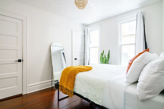 Building Photo - 33 Lundy St