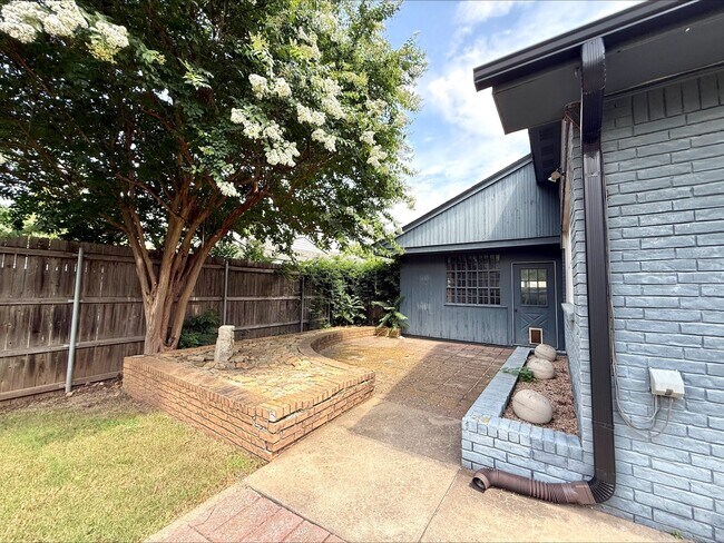Building Photo - 1004 Brookside Dr