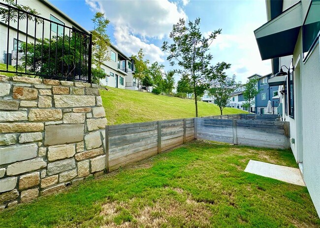 Building Photo - 2050 Lohmans Spur Rd