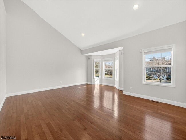 Building Photo - 124 Barclay Dr