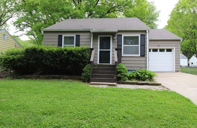 Building Photo - August FREE On This 2 Bedroom 1 Bath Home In Roeland Park
