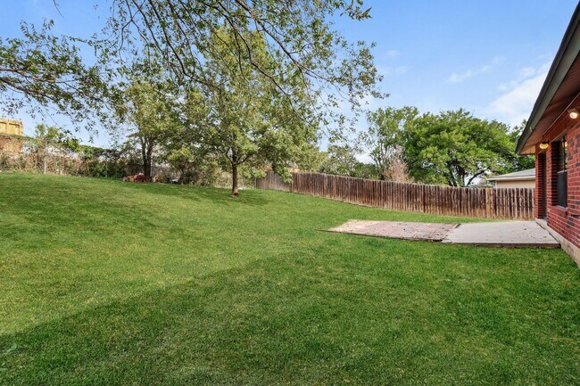 Building Photo - Spacious 3 bedroom only 8 miles from Randolph Air Force Base