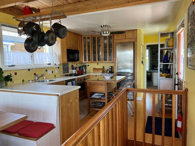 Building Photo - Adorable Sausalito Houseboat Fully Furnish...