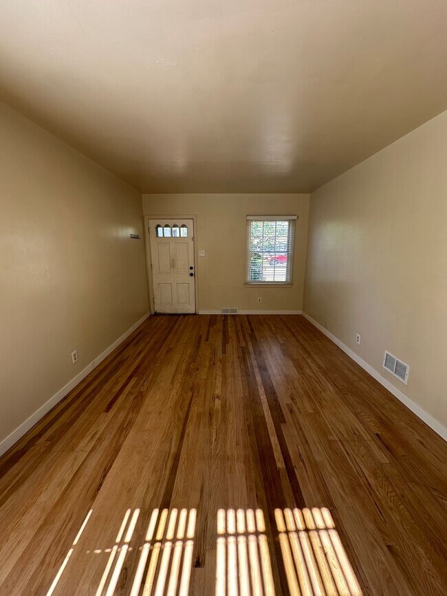 Building Photo - 2 BEDROOM, 1 BATHROOM APARTMENT